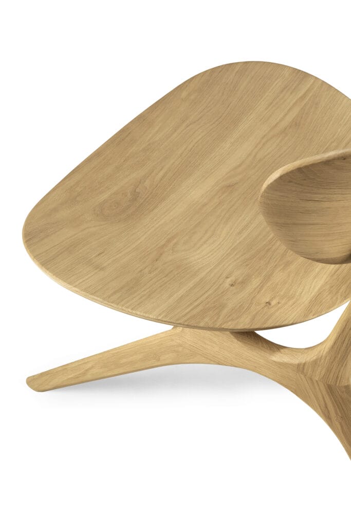 Une chaise en bois avec un piètement en chêne.