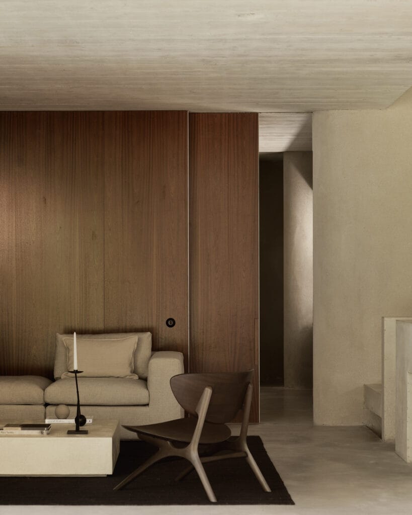 Un salon accrocheur avec un mur en bois et un fauteuil en chêne naturel huilé.