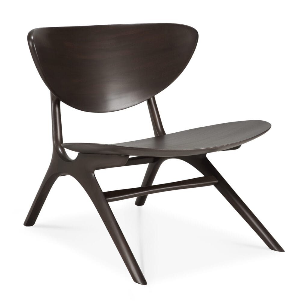 Une chaise longue moderne avec une structure en bois sombre en Chêne naturel huilé.