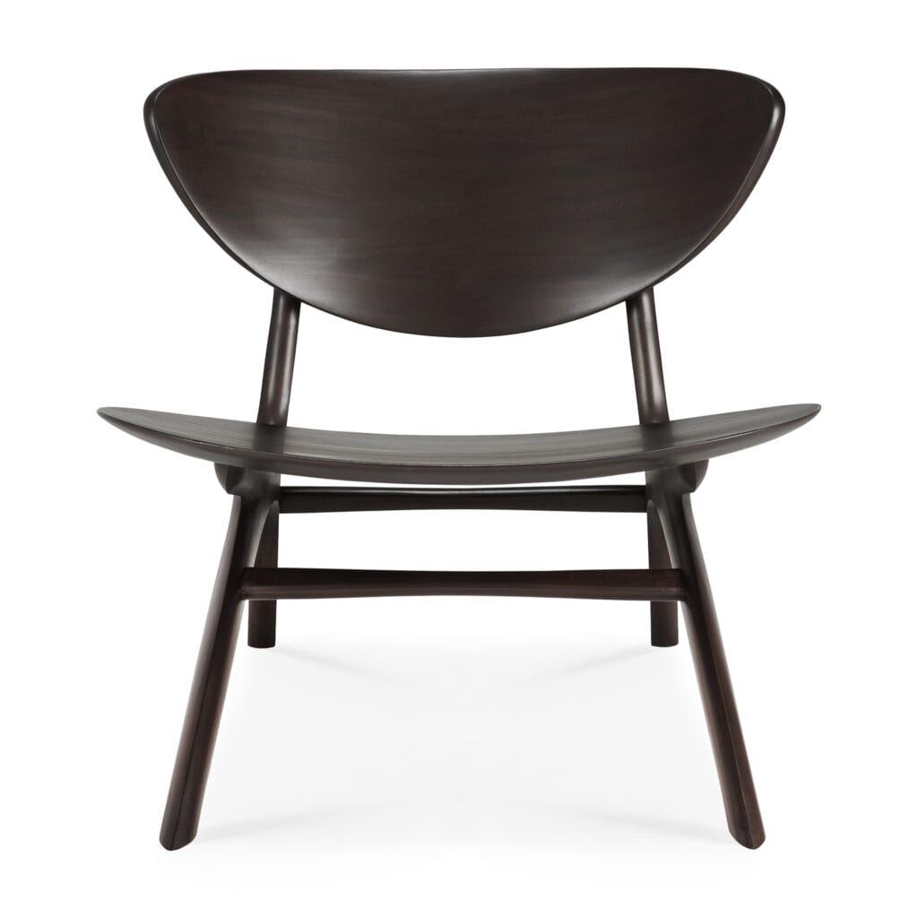 La chaise longue, réalisée en bois de Chêne naturel huilé, respire l'élégance et le style.