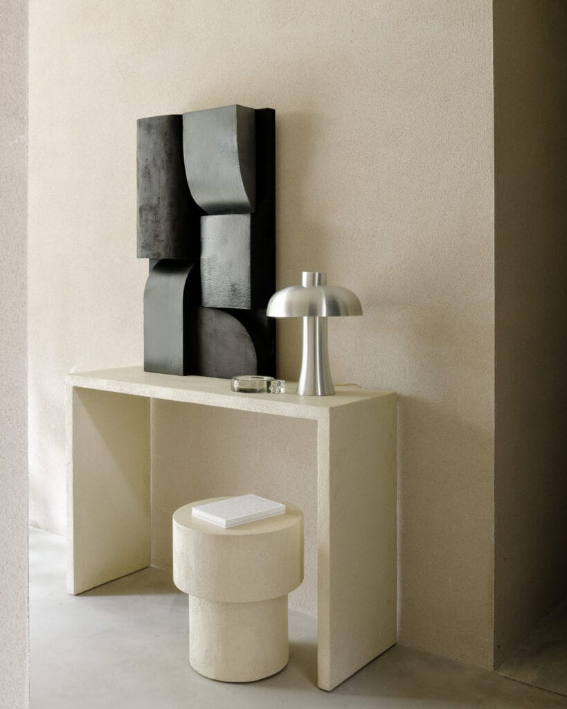 Une console Elements d'Ethnicraft avec une lampe dessus.