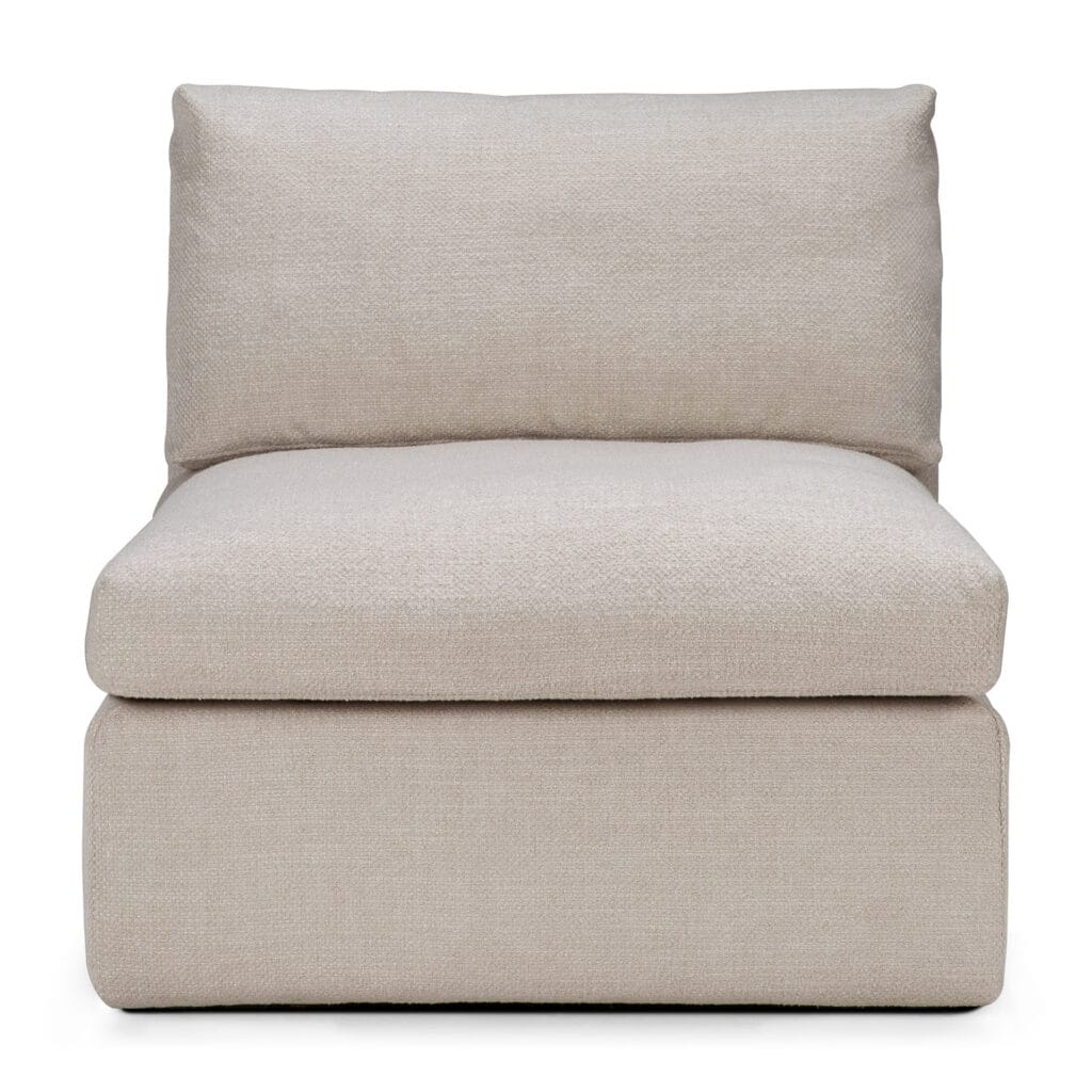 Une chaise rembourrée beige moelleux sur fond blanc.