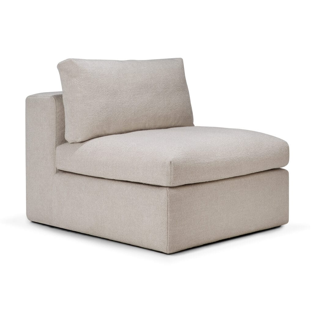 Une chaise module rembourrée beige sur fond blanc.