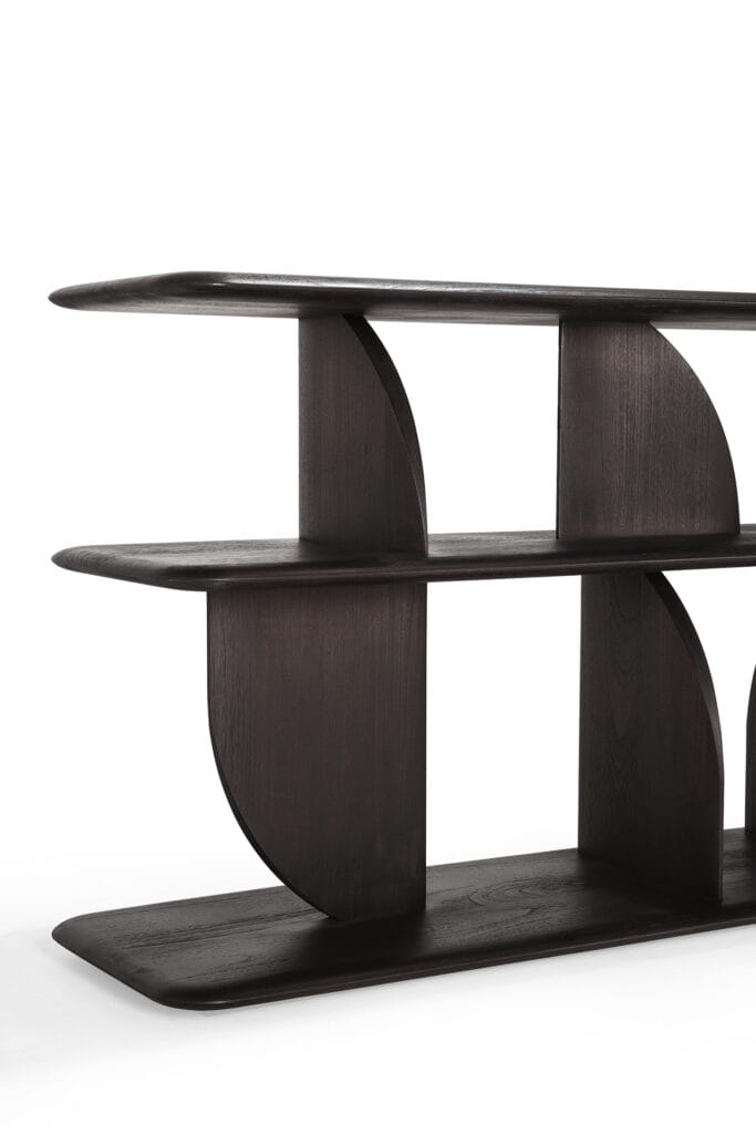 Une étagère console géométrique noire.
