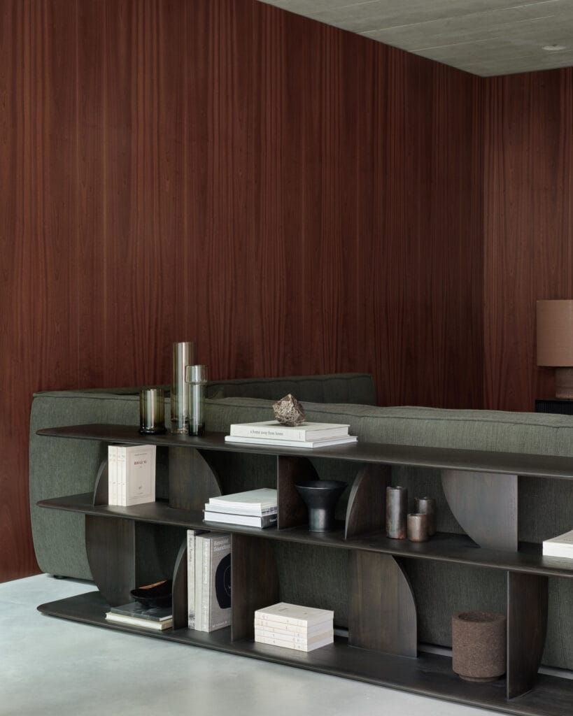 Un salon avec une console murale géométrique en bois.