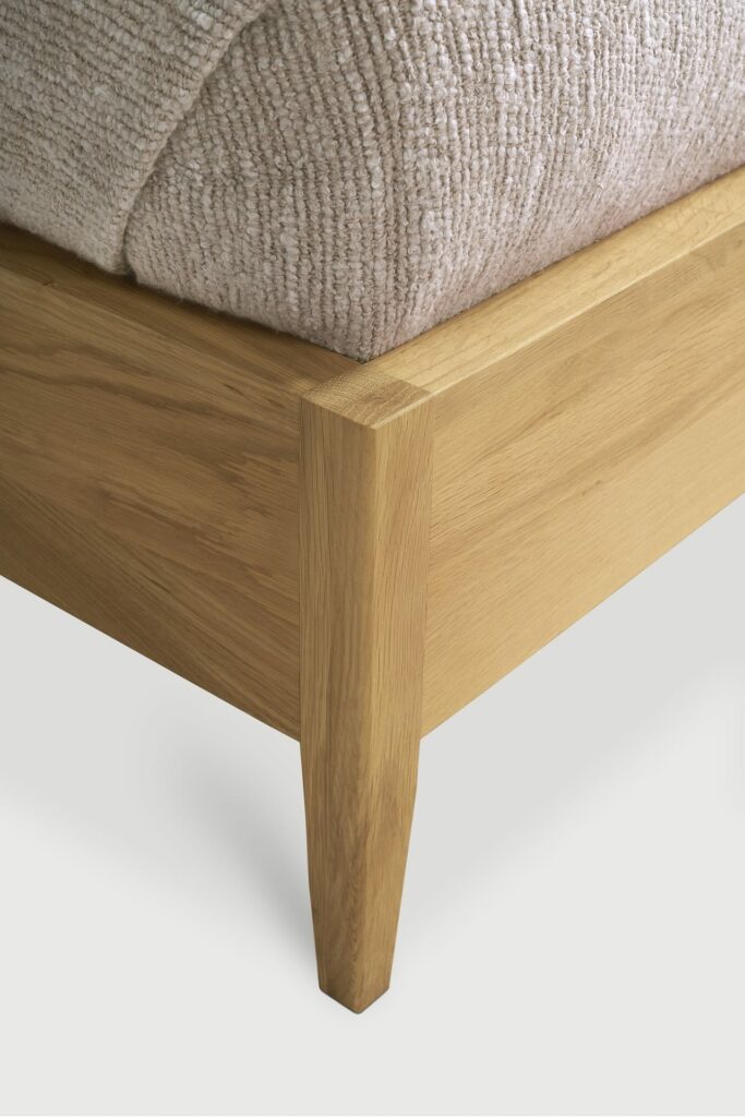 Un gros plan d'un cadre de lit à broches en bois (90x200).