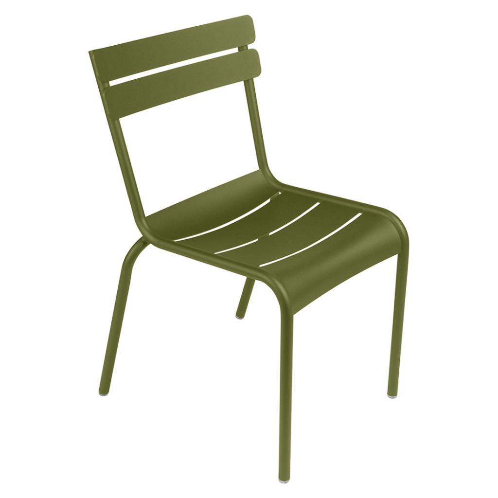 Une chaise Chaise Luxembourg verte sur fond blanc.