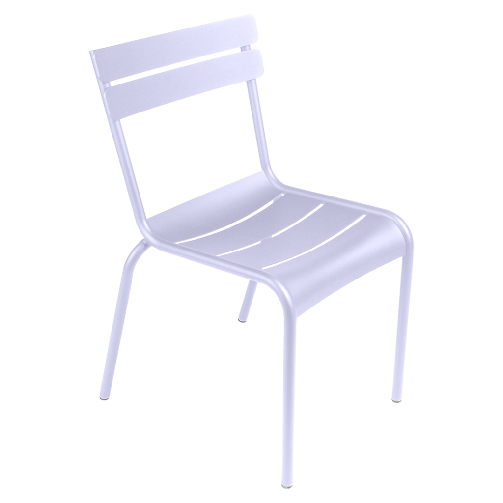 Une chaise en métal blanc sur fond blanc.