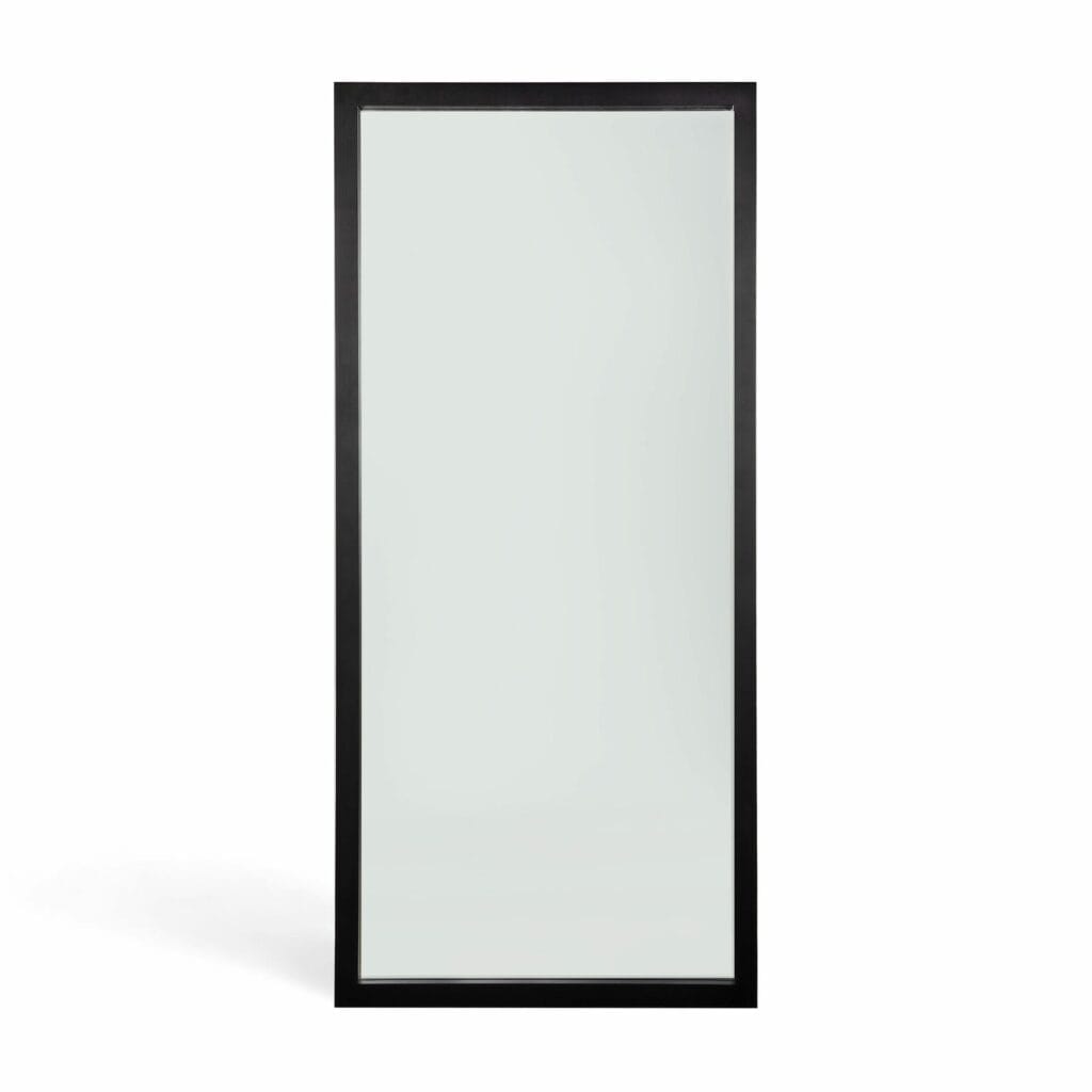 Un grand miroir noir avec un cadre clair sur fond blanc.