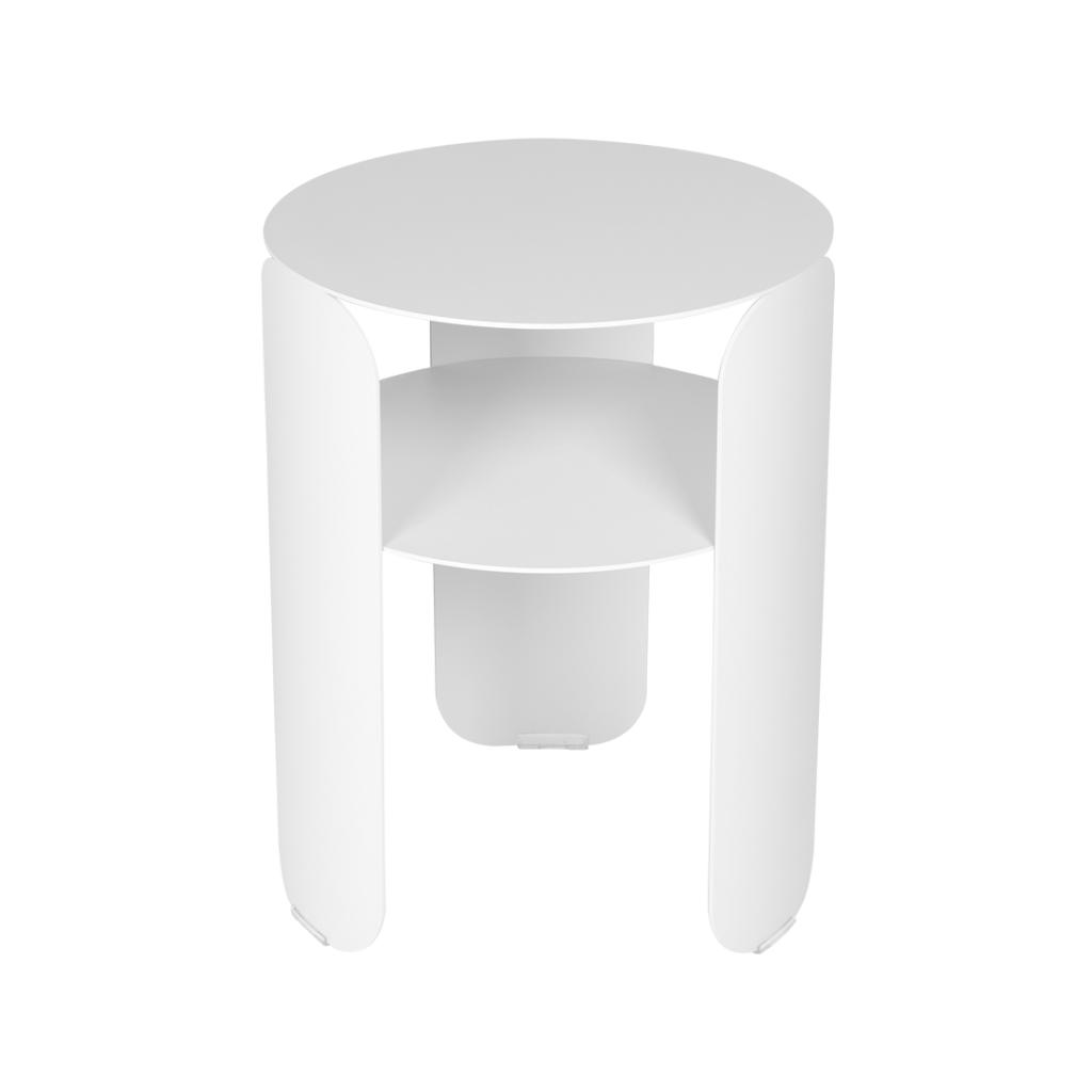 Illustration 3D d'une chaise blanche simple et moderne avec une base cylindrique et un dossier incurvé, vue de face, accompagnée d'une table d'appoint Bebop.