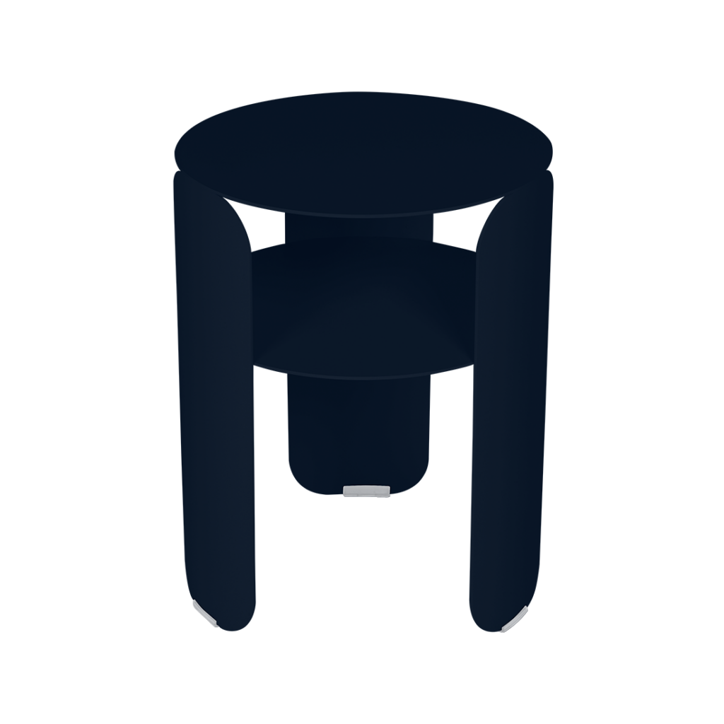 Une scène faiblement éclairée montrant une rue étroite entre de grands immeubles la nuit, accentuée par des tons bleus et un éclairage minimal, rappelant un décor Bebop.