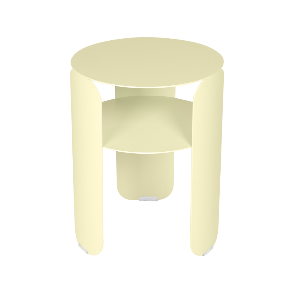 Illustration numérique d'une chaise jaune moderne et minimaliste et d'une table d'appoint vue de face.