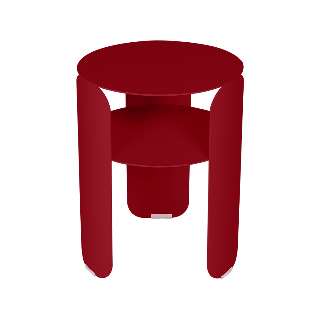 Une scénographie rouge minimaliste avec un fond de rideaux, un seul pied de micro au centre et des accents de guimauve.