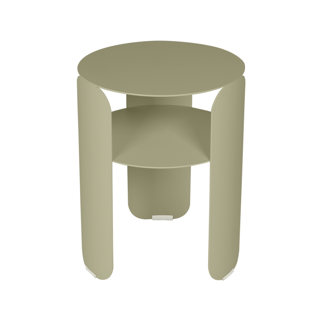 Chaise au design minimaliste vert avec un siège circulaire, un dossier ouvert et un seul pied central, rendu sur un fond transparent. La table d'appoint Guimauve qui l'accompagne présente une esthétique similaire pour compléter