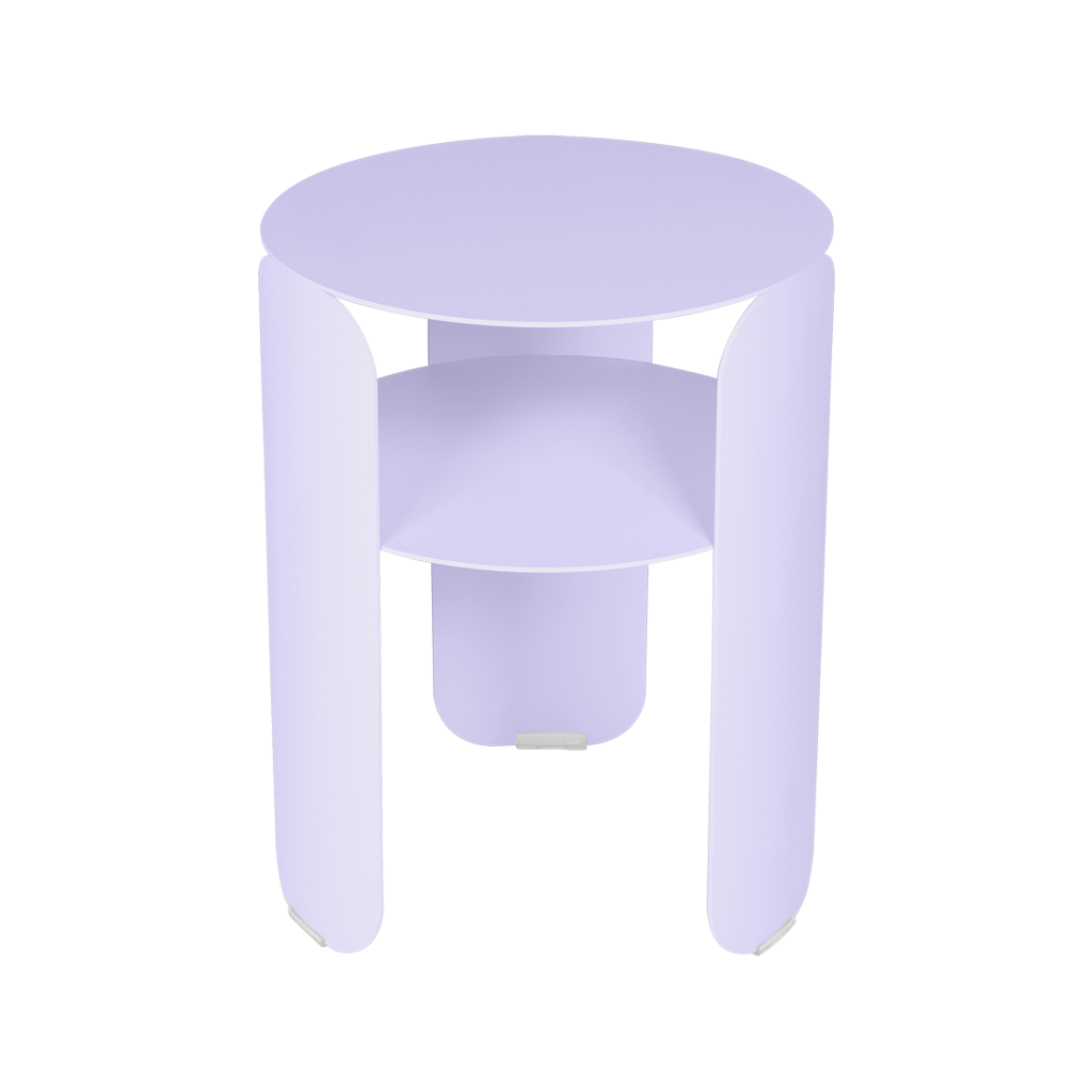 Un tabouret violet minimaliste avec une assise circulaire et trois pieds cylindriques, rendu dans un style d'illustration 3D sur un fond à rayures grises.