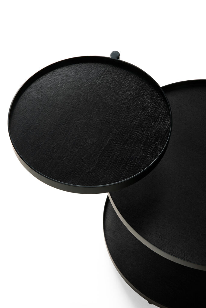 Une Table d'appoint à plateau pivotant noire avec un couvercle noir sur le dessus, servant de plateau pivotant.