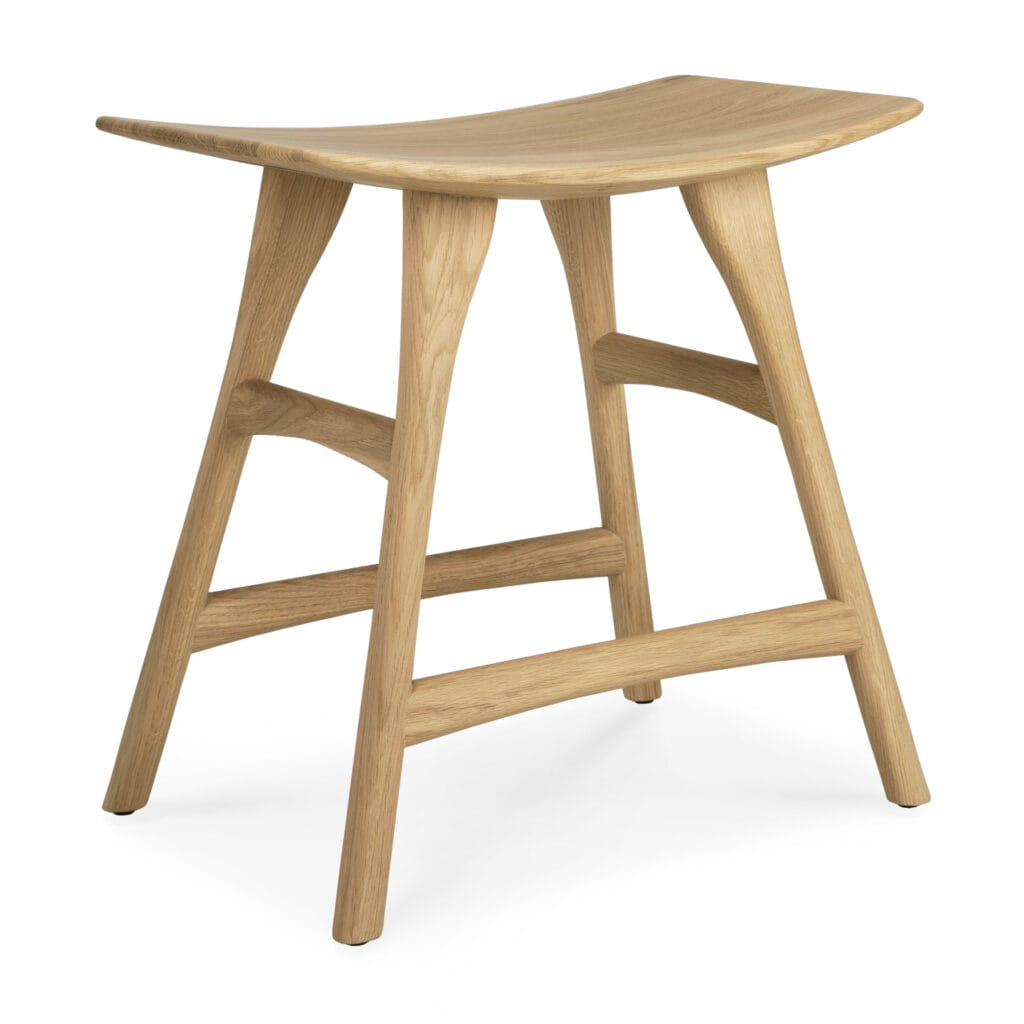 Un tabouret en bois avec un siège en bois d'Osso.