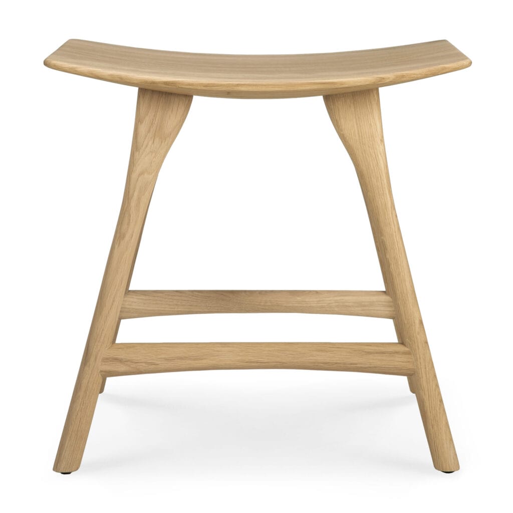 Un Tabouret Osso avec une assise en bois.