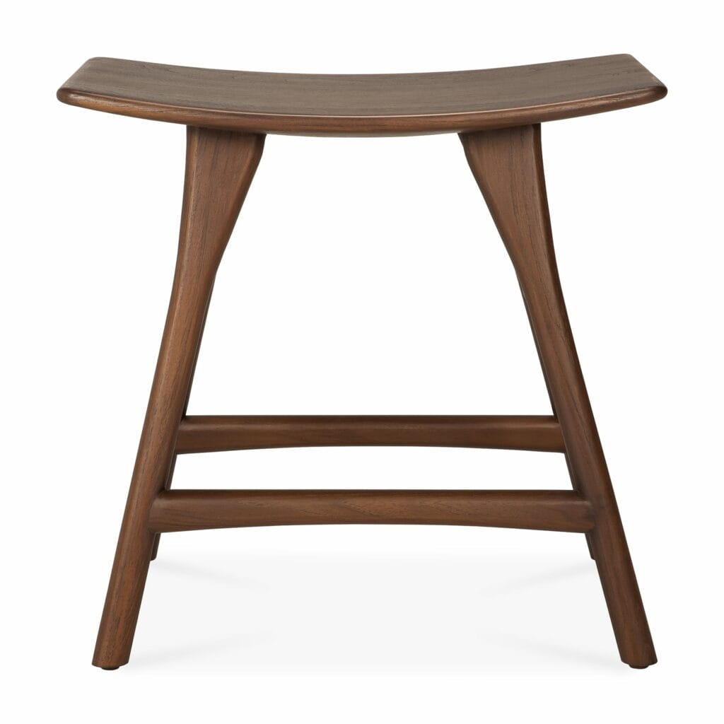 Un tabouret Osso en noyer avec une assise en bois.
