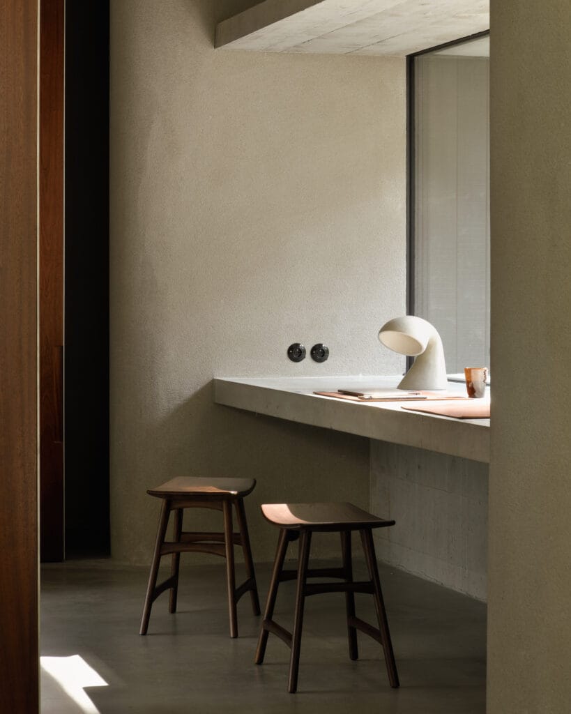 Un tabouret Tabouret à côté d'un comptoir.