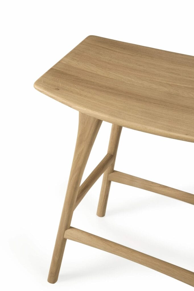 Une table en bois avec un plateau et des pieds en chêne huilé naturel.