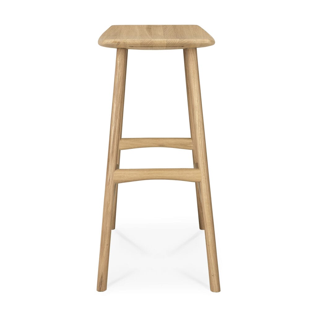 Un tabouret de bar en bois sur fond blanc, en bois de chêne huilé naturel.