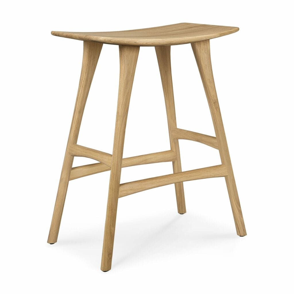 Un tabouret en bois avec un siège en bois.
