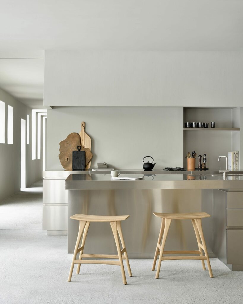 Une cuisine avec deux tabourets de bar en chêne naturel huilé, L: 57.