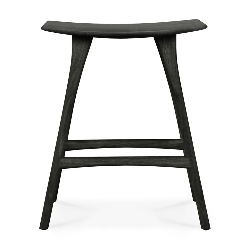 Un tabouret noir sur fond blanc. Cet élégant tabouret de bar, fabriqué en chêne noir teinté avec une finition brillante, complète tout espace contemporain. Parfait pour les bars ou les comptoirs hauts, il ajoute