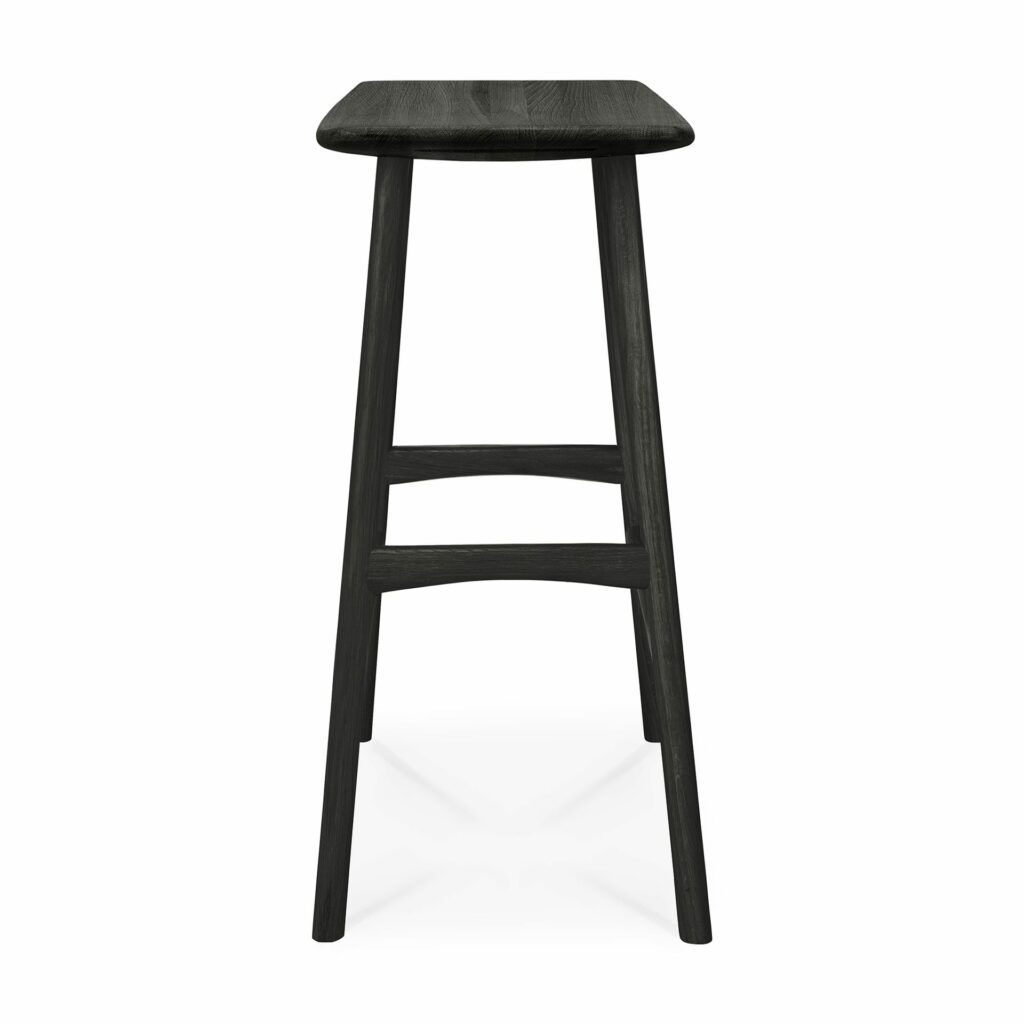 Un tabouret de bar Osso noir sur fond blanc.