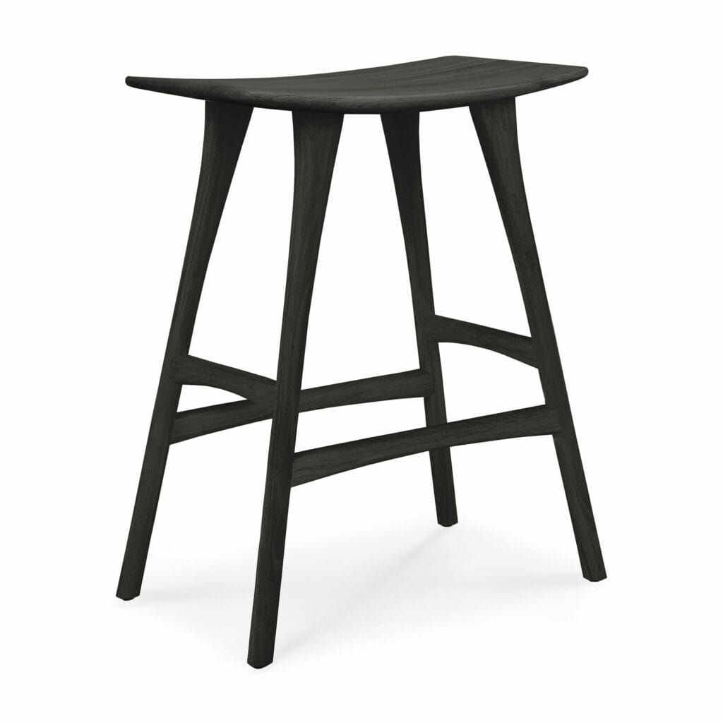 Un tabouret Chêne teinté noir vernis sur fond blanc.