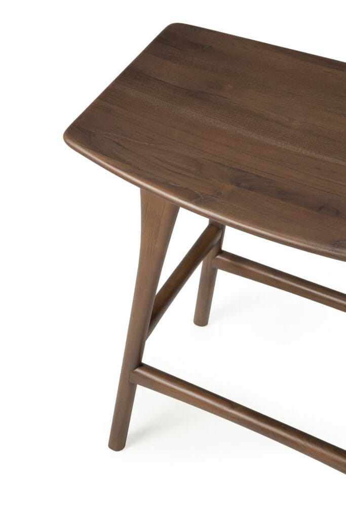 Une table basse moderne avec un plateau en bois et des pieds en teck teinté brun vernis.