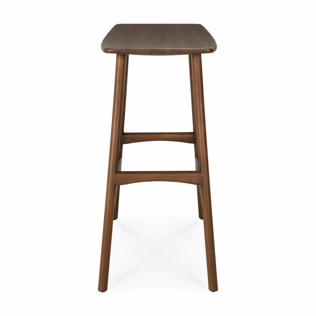 Un tabouret de bar en teck avec un siège en bois.