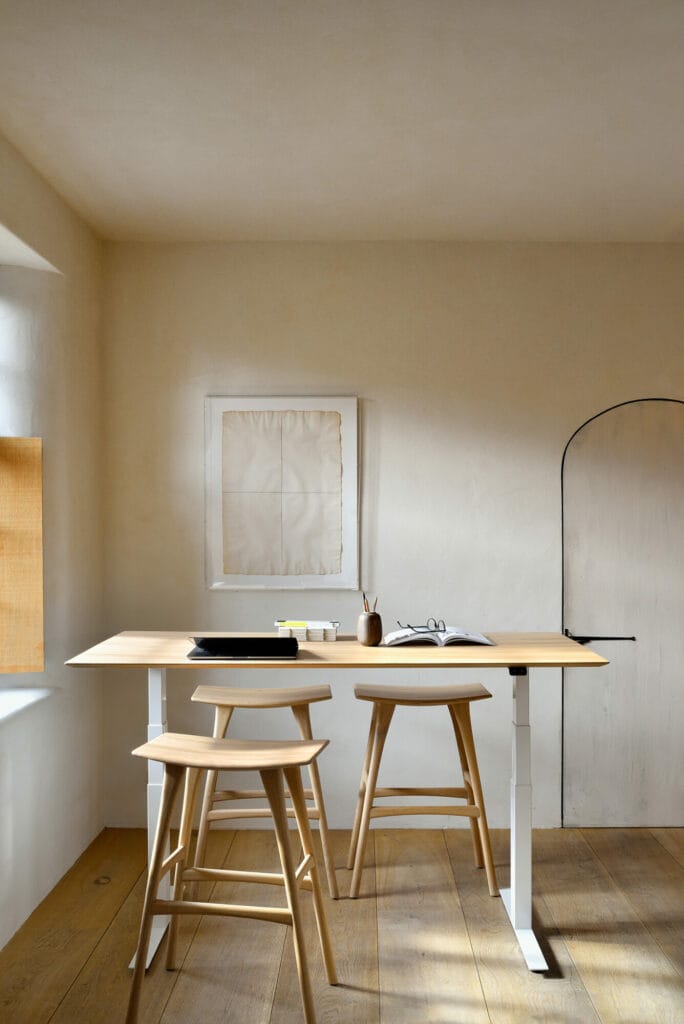 Un petit "osso" avec un tabouret de bar en chêne naturel huilé.