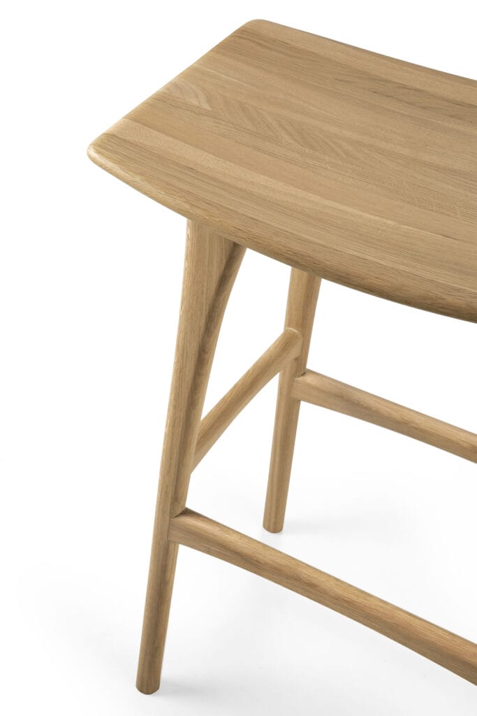 Une table en bois avec un plateau et des pieds en chêne huilé naturel.