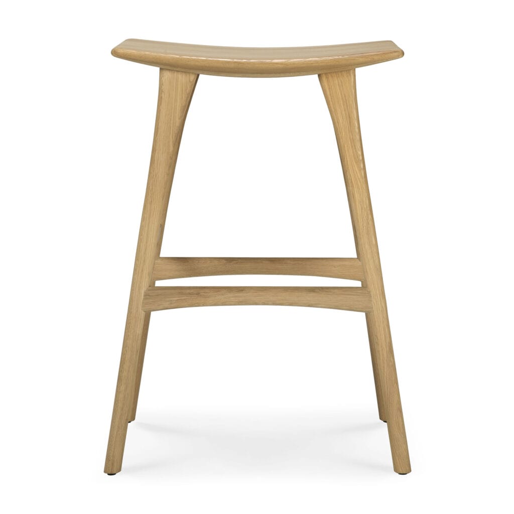 Un tabouret de bar en bois sur fond blanc.