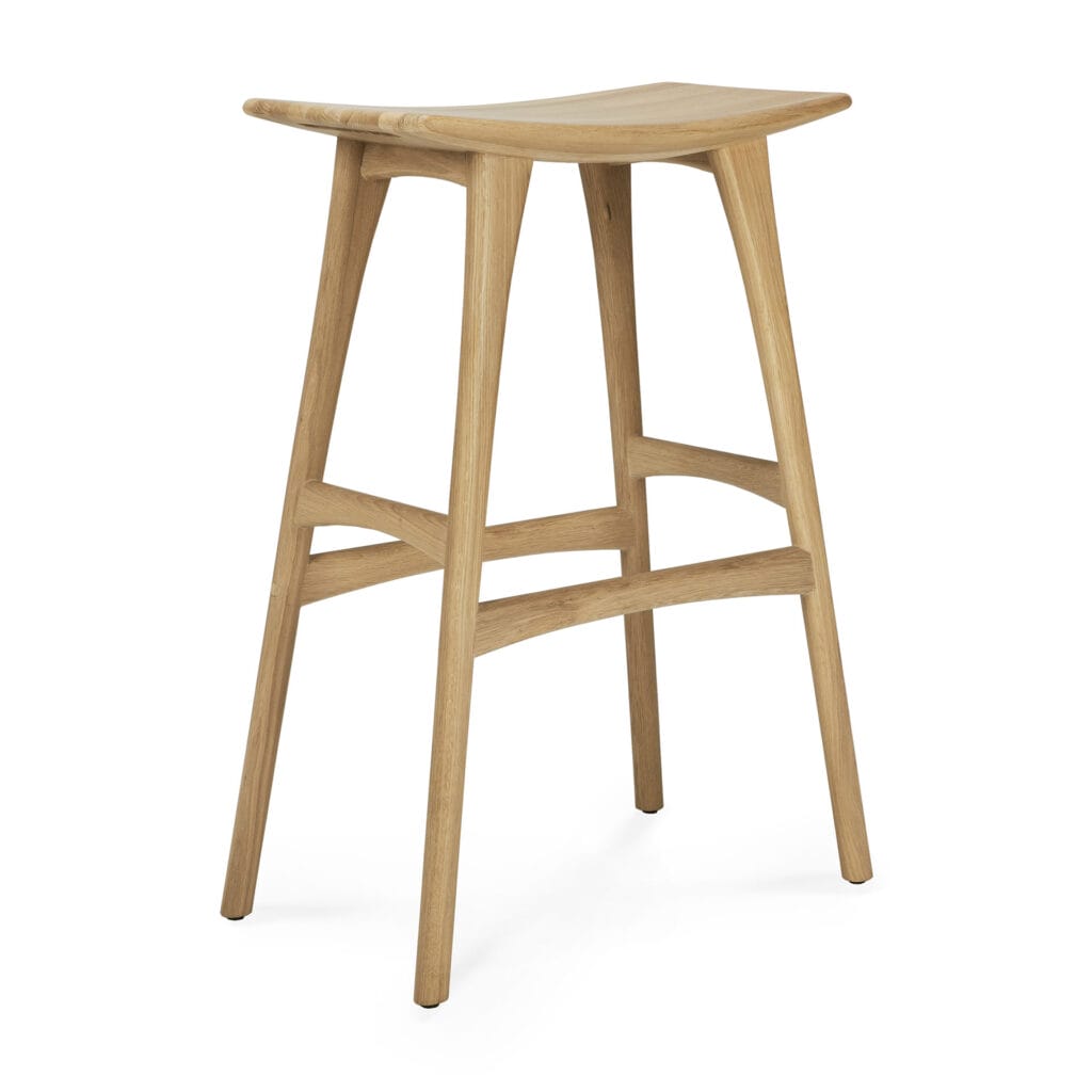 Un tabouret de bar en bois sur fond blanc.