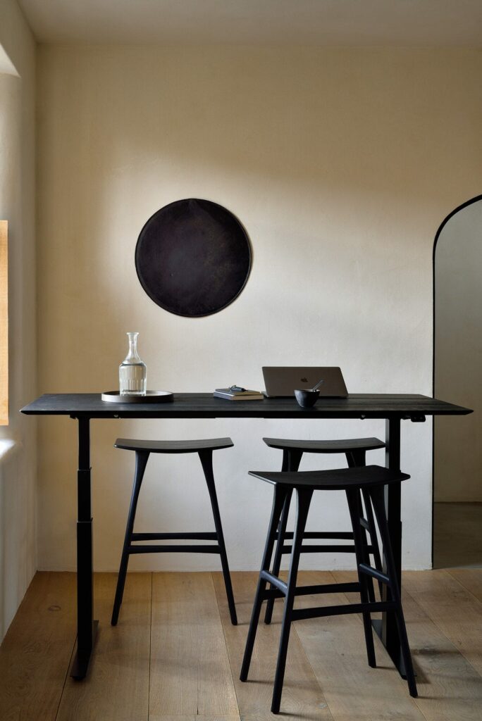 Un tabouret de bar en chêne teinté noir vernis dans une pièce.
