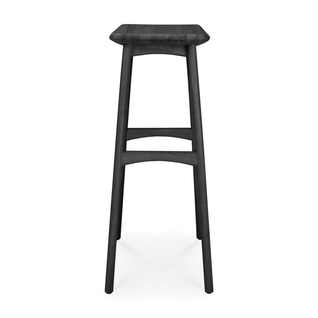 Un tabouret de bar noir sur fond blanc.