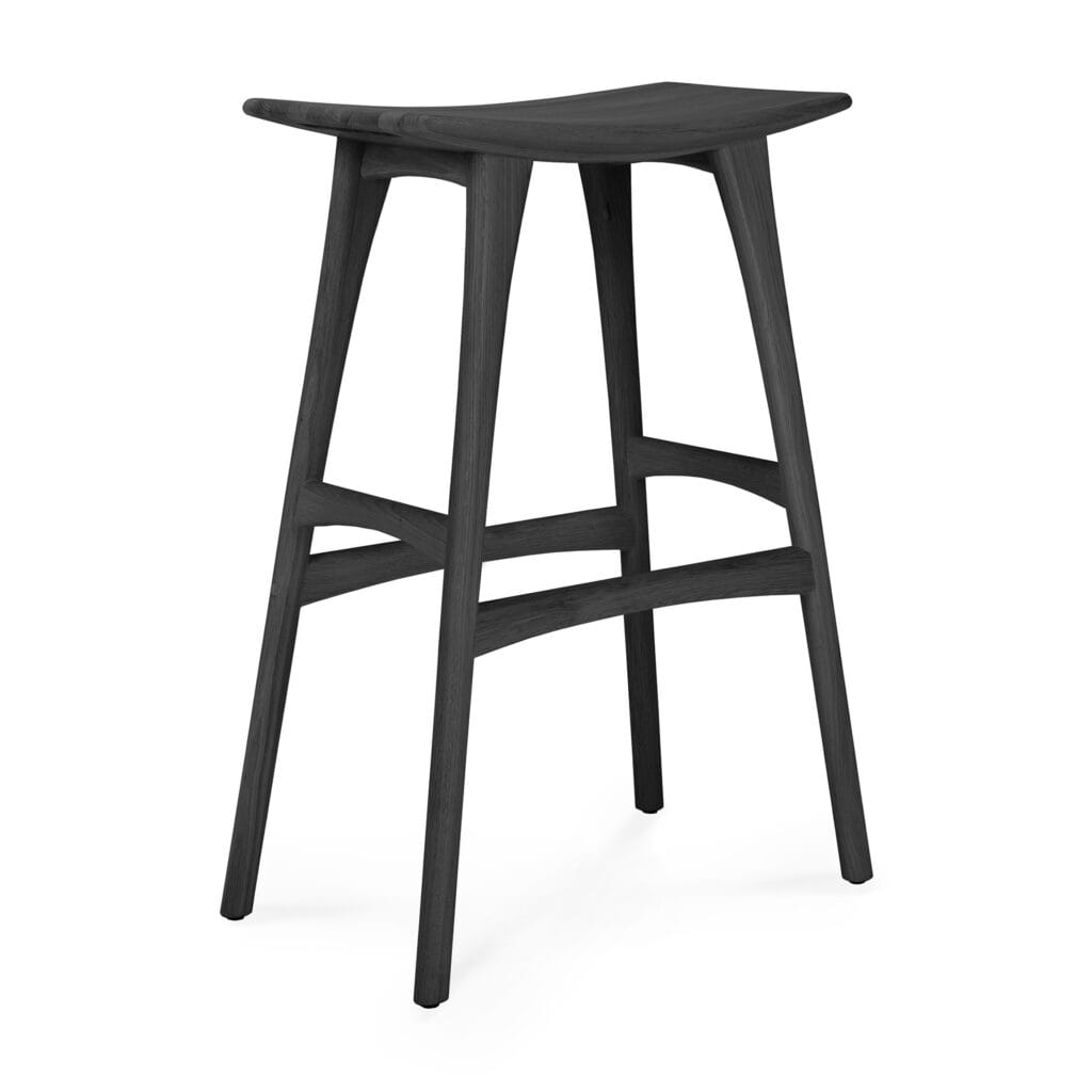 Un tabouret de bar noir sur fond blanc.