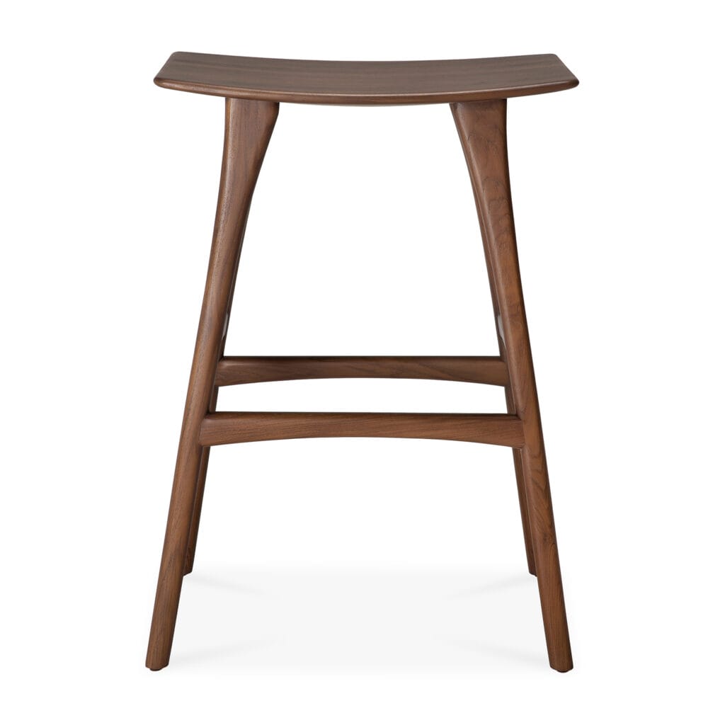 Un tabouret de bar en teck avec une assise en bois.