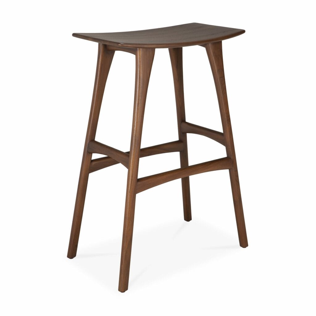 Un tabouret de bar en bois avec une assise en bois. Ce tabouret de bar est en teck teinté brun vernis, mesurant H : 80 cm.