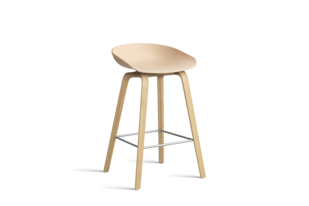 Un tabouret de bar Tabouret beige avec une assise en bois.