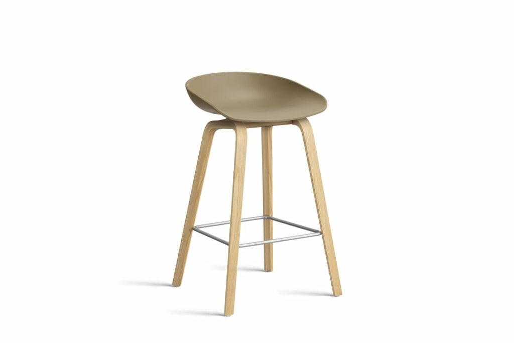 Un tabouret de bar Tabouret beige avec une assise en bois.