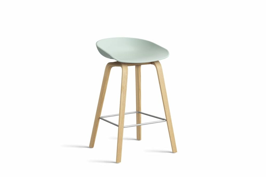 Le Tabouret AAS32 est un tabouret de bar vert clair avec pieds en bois.