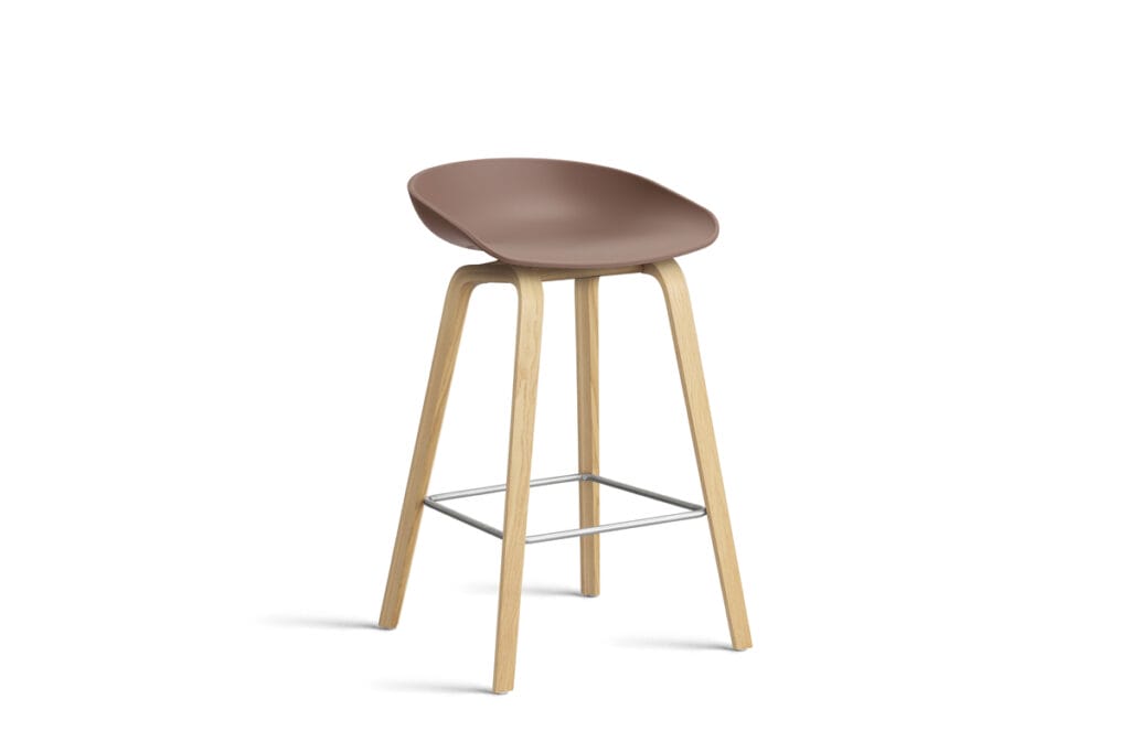 Le tabouret de bar AAS32 comporte des pieds en bois et une assise marron.