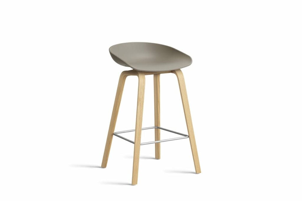 Le tabouret AAS32, un tabouret de bar gris avec pieds en bois, est une option d'assise élégante et polyvalente.