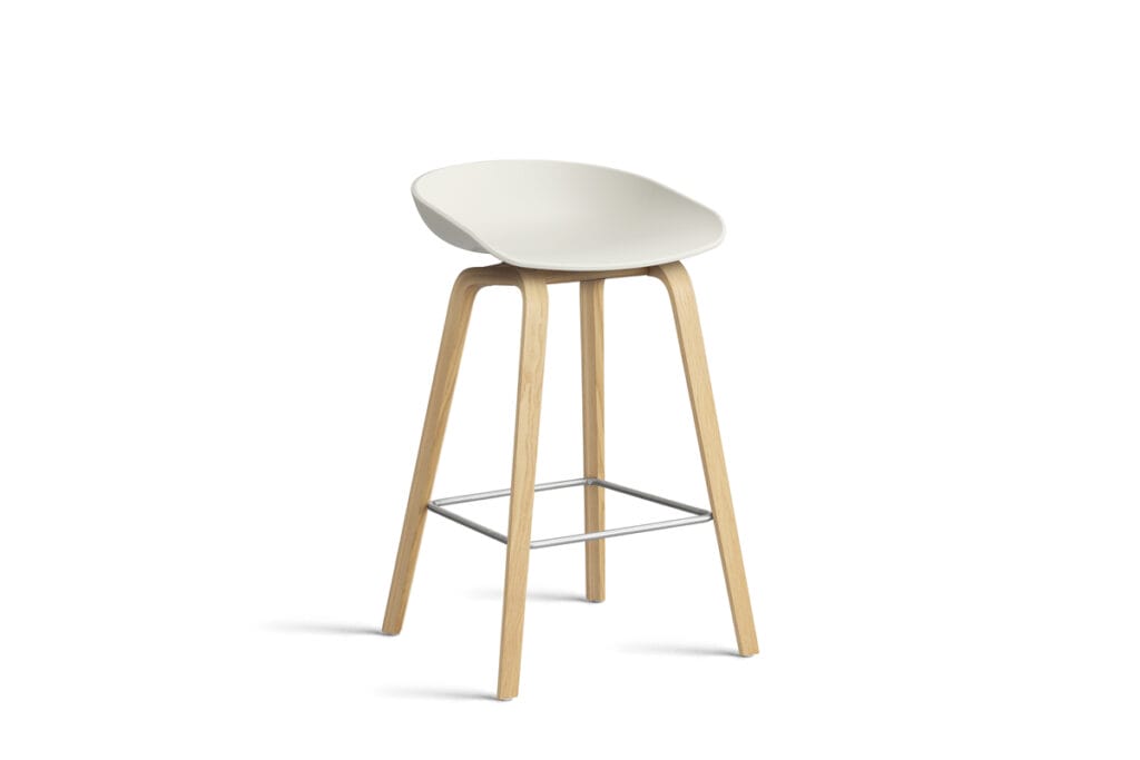 Un tabouret de bar Tabouret avec pieds en bois sur fond blanc.