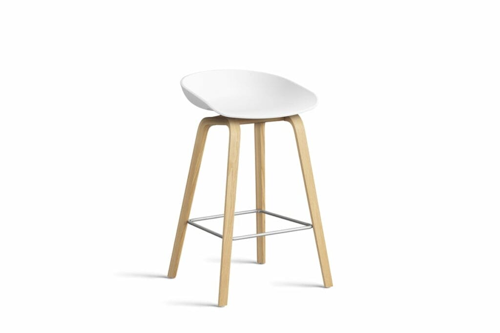 Un tabouret de bar Tabouret AAS32 blanc avec pieds en bois sur fond blanc.