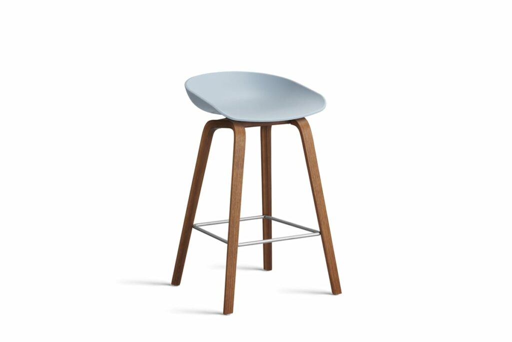L'AAS32 est un tabouret de bar moderne avec des pieds en bois et une assise bleue.